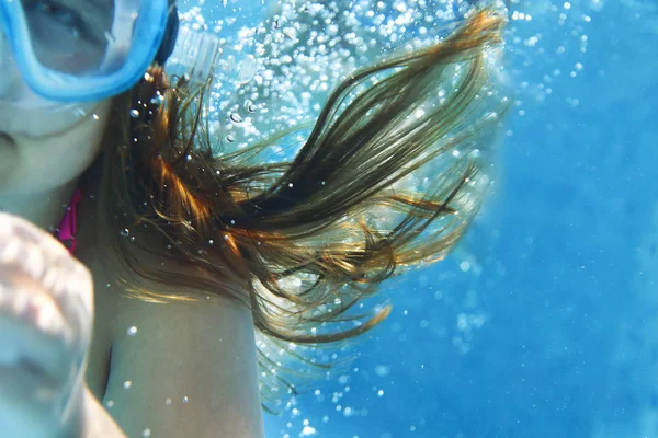 Kindje onder water in het zwembad — Stockfoto