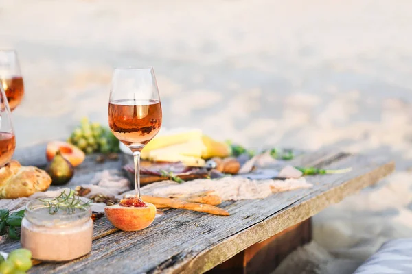 Kieliszek wina różowego w rustykalnym stylu tabeli — Zdjęcie stockowe
