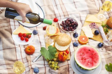 Beyaz şarap cam yağmaya adam