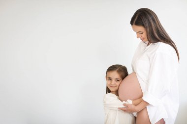 Genç güzel hamile kadın ve küçük kızı