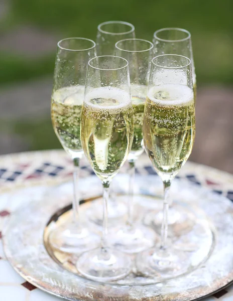 銀トレイにシャンパン グラス — ストック写真