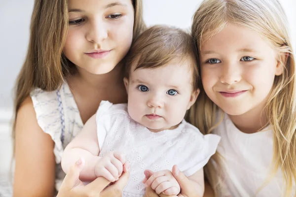 Drie mooie kleine blonde meisjes — Stockfoto