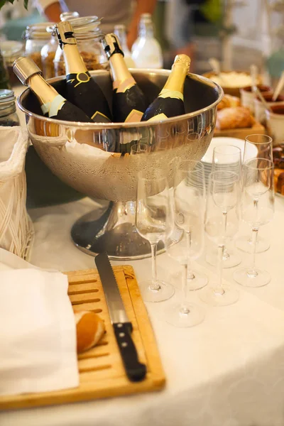 Бутылки шампанского и бокалы на столе — стоковое фото