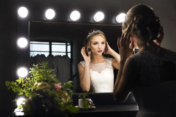 Portrait de jeune mariée près du miroir — Photo