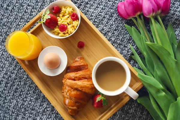 Café da manhã saudável na bandeja — Fotografia de Stock