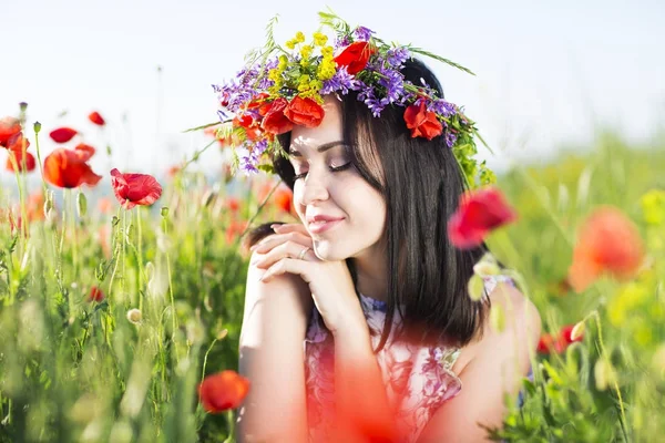 Retrato de menina bonita jovem com coroa de flores — Fotografia de Stock