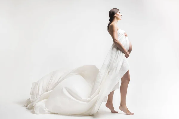 Mladá těhotná žena ve studiu — Stock fotografie