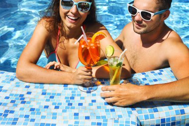 Genç çift yüzme havuzunda rahatlatıcı