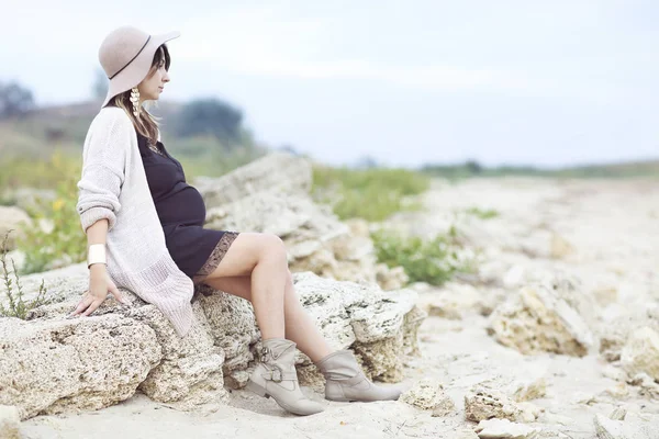 Donna incinta alla moda sulla spiaggia — Foto Stock