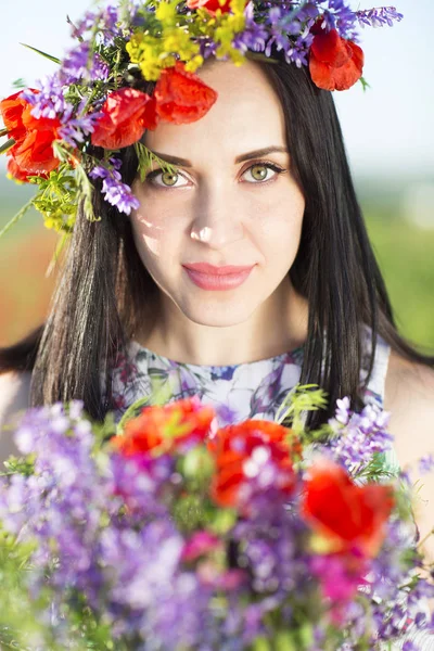 Ritratto di giovane bella ragazza con corona di fiori — Foto Stock