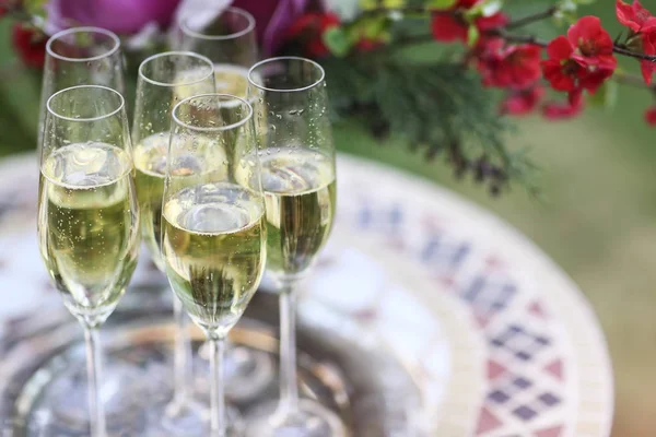Kieliszki do szampana na srebrnej tacy — Zdjęcie stockowe