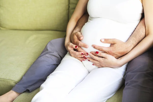 Donna incinta e giovane uomo insieme al chiuso — Foto Stock