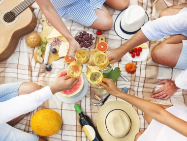 Beyaz şarap en iyi manzaralı yaz pikniği