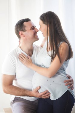 Hamile kadın ve genç topla kapalı adamım