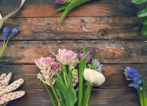 Ranunculus, tulip, geotsint blommor på trä bakgrund — Stockfoto