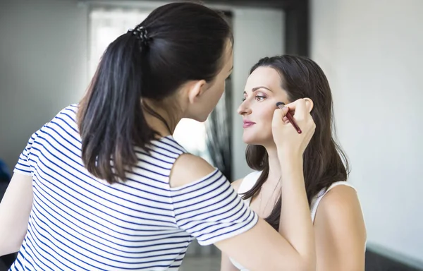 Make-up-Artist und junge Braut — Stockfoto