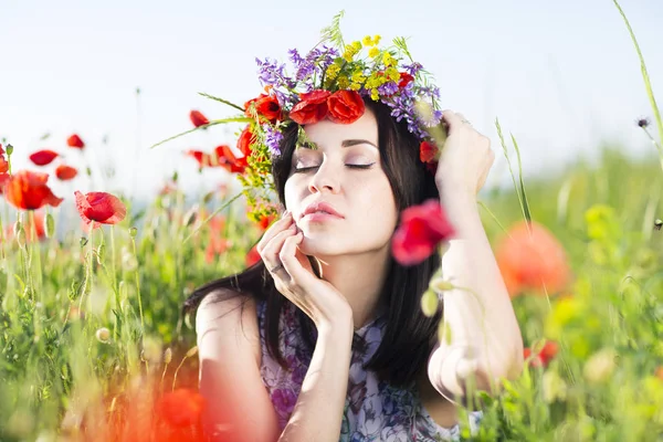Porträtt av ung vacker flicka med blomsterkrans — Stockfoto