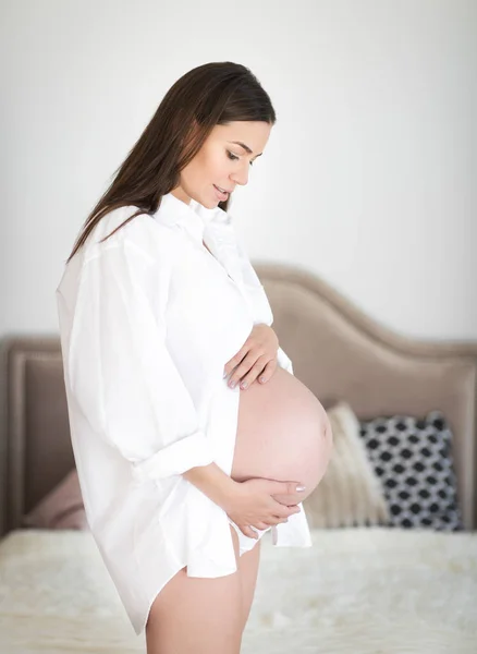 Junge hübsche schwangere Frau drinnen — Stockfoto