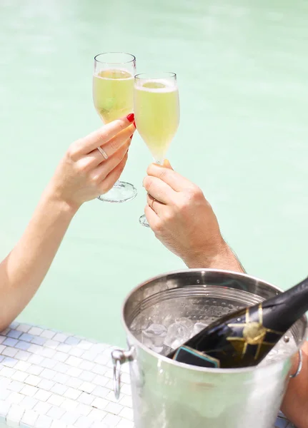 Casal com champanhe na piscina — Fotografia de Stock