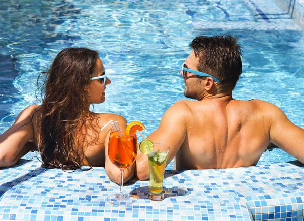 Young couple are relaxing at swimming pool — Stock Photo, Image