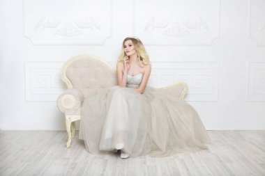 Kapalı gelinlik giyen genç güzel gelin