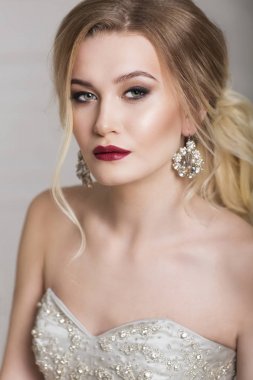 Kapalı gelinlik giyen genç güzel gelin