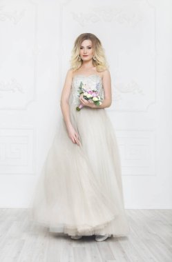 Gelin buketi kapalı ile genç güzel gelin