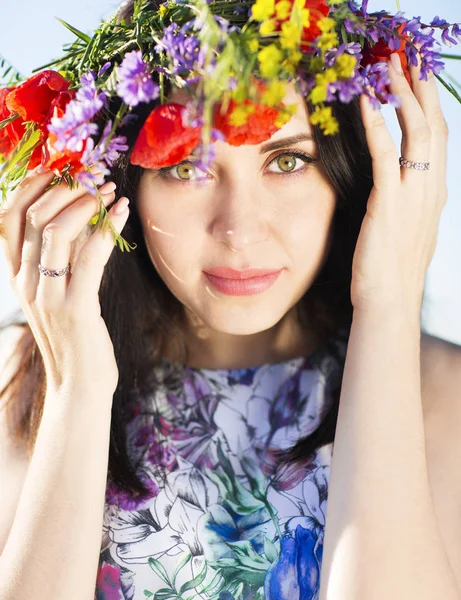 Retrato de niña bonita con corona de flores —  Fotos de Stock