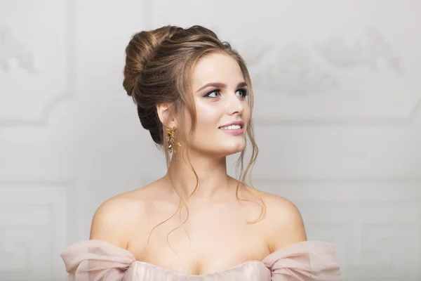 Young pretty bride wearing wedding dress indoors — Stock Photo, Image