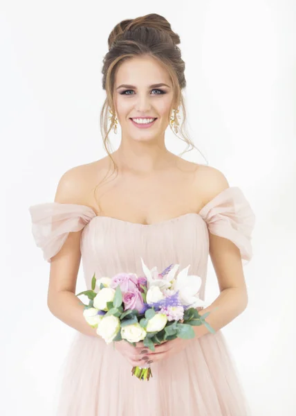 Junge hübsche Braut mit Brautstrauß drinnen — Stockfoto