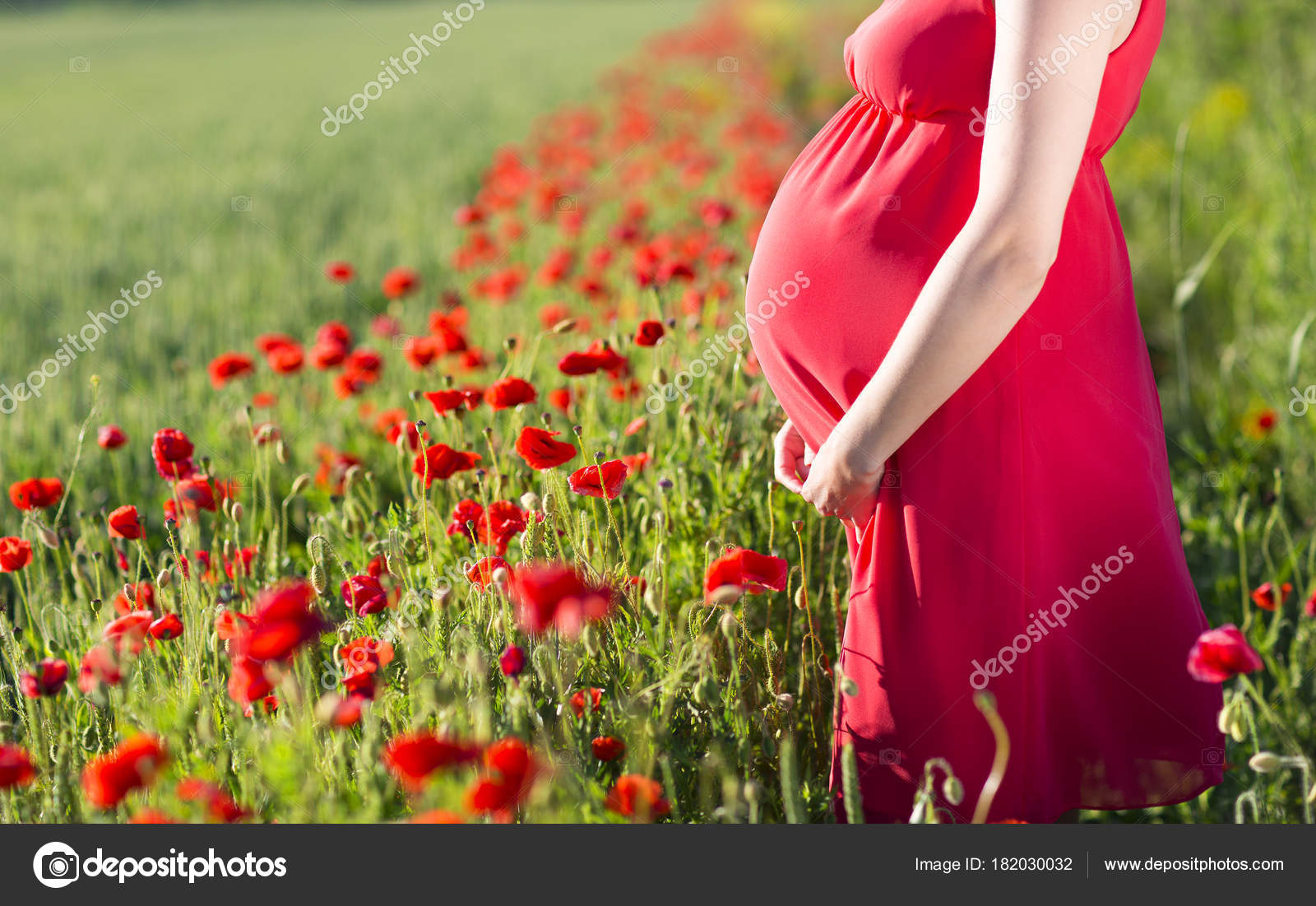 Embarazada con flores fotos de stock, imágenes de Embarazada con flores sin  royalties | Depositphotos