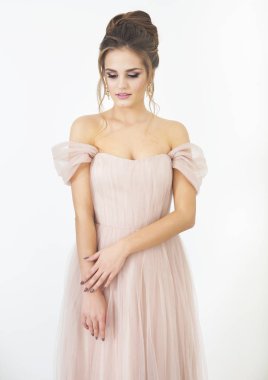 Kapalı gelinlik giyen genç güzel gelin