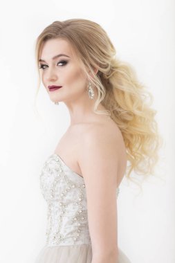 Kapalı gelinlik giyen genç güzel gelin