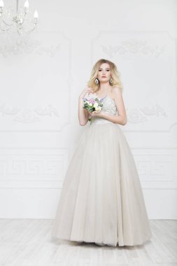 Gelin buketi kapalı ile genç güzel gelin