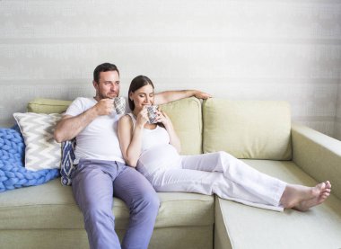 Hamile kadın ve genç topla kapalı adamım