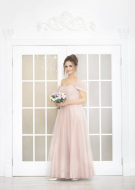 Gelin buketi kapalı ile genç güzel gelin