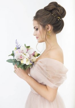 Gelin buketi kapalı ile genç güzel gelin