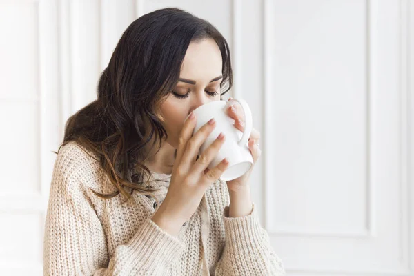 Ung vacker kvinna dricka kaffe på morgonen — Stockfoto