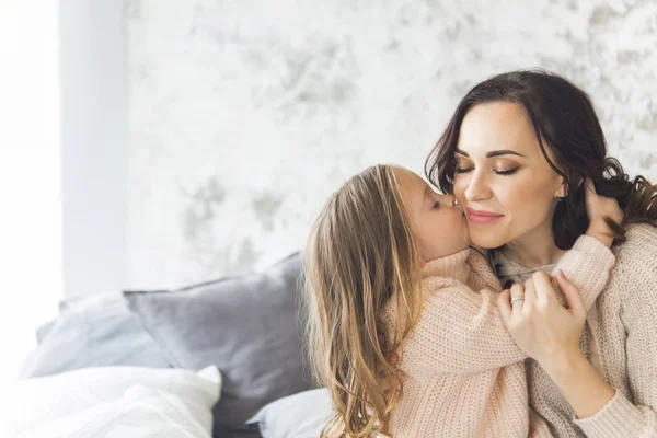 Junge Frau am Morgen mit kleinem Mädchen — Stockfoto