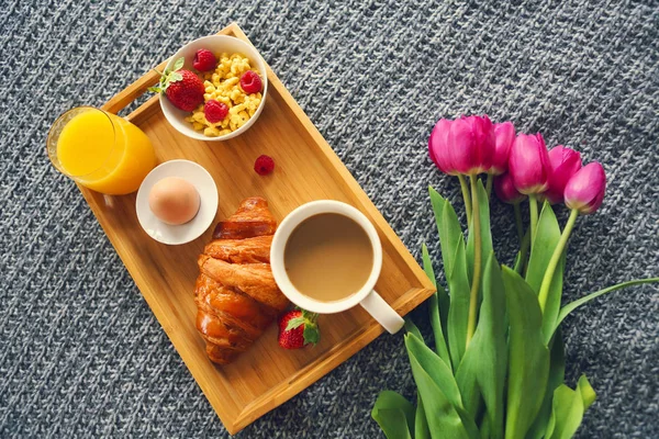 Gezond ontbijt op dienblad — Stockfoto
