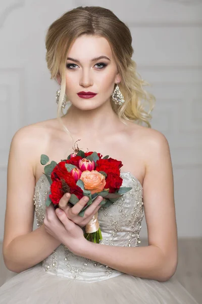 ブライダル ブーケ室内で若いきれいな花嫁 — ストック写真