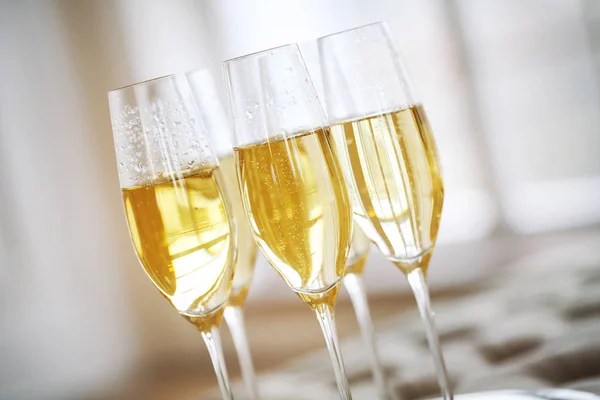 Champagneglazen op zilveren dienblad. Party concept — Stockfoto