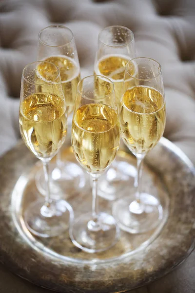 Copos de champanhe na bandeja de prata. Conceito de partido — Fotografia de Stock
