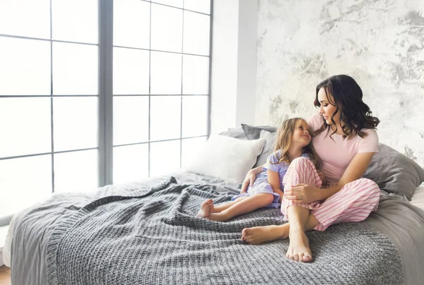 Jonge vrouw in de ochtend met klein meisje — Stockfoto