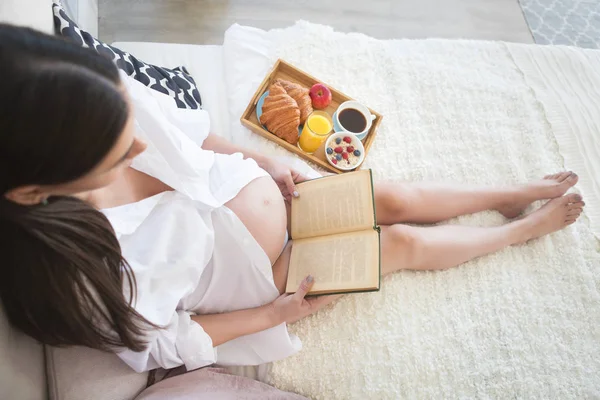 Gravid kvinna med frukost med kaffe, apelsinjuice, crois — Stockfoto