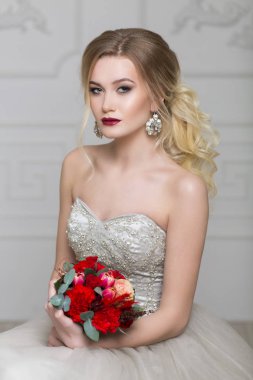 Gelin buketi kapalı ile genç güzel gelin