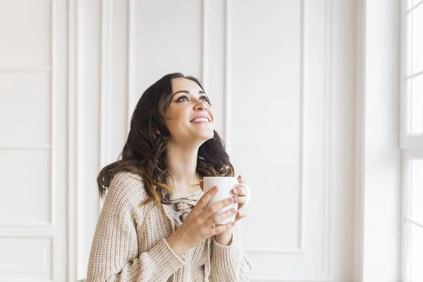 Ung vacker kvinna dricka kaffe på morgonen — Stockfoto