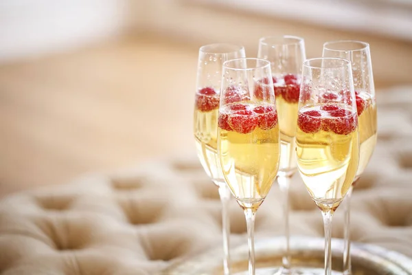 銀のトレイの上のシャンパン グラス。パーティー コンセプト — ストック写真