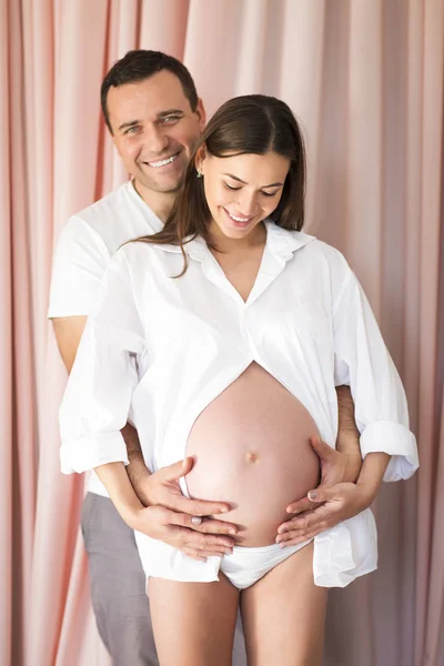 Έγκυος γυναίκα και νέος άνθρωπος μαζί σε εσωτερικούς χώρους — Φωτογραφία Αρχείου