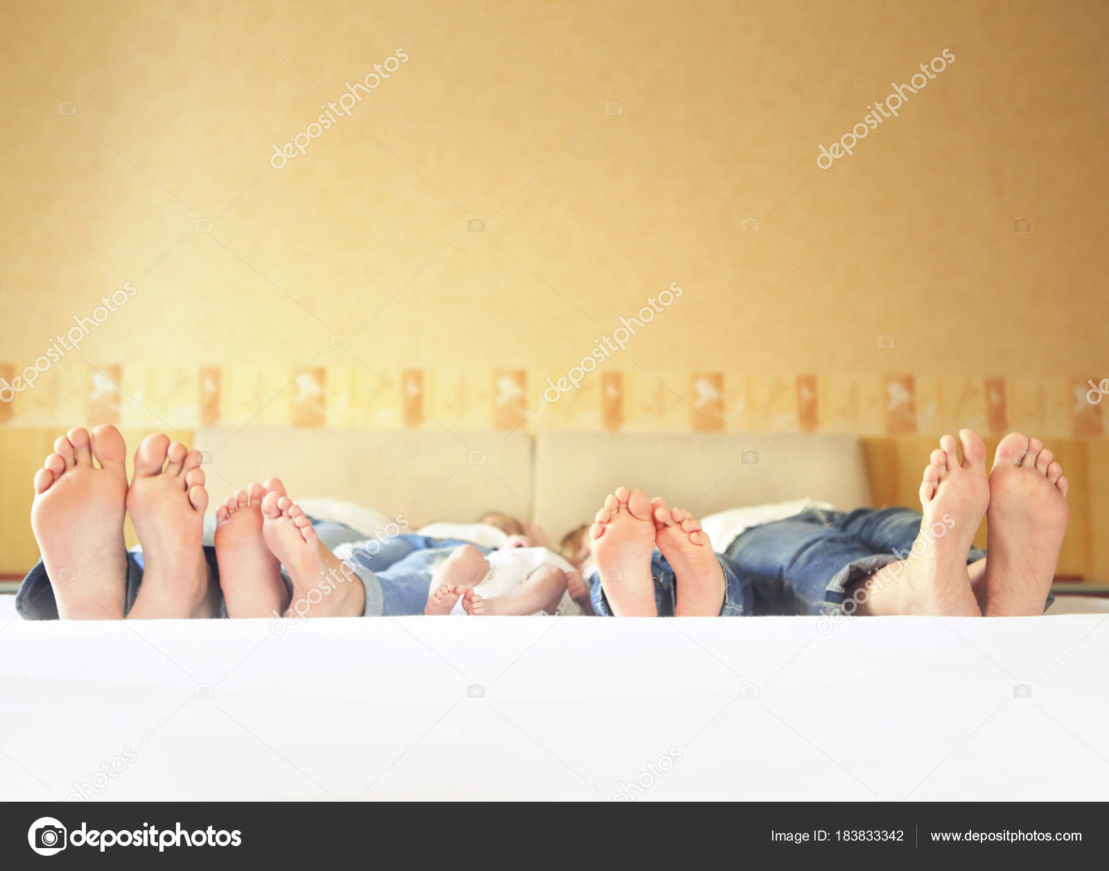 troe-v-posteli-fotografii